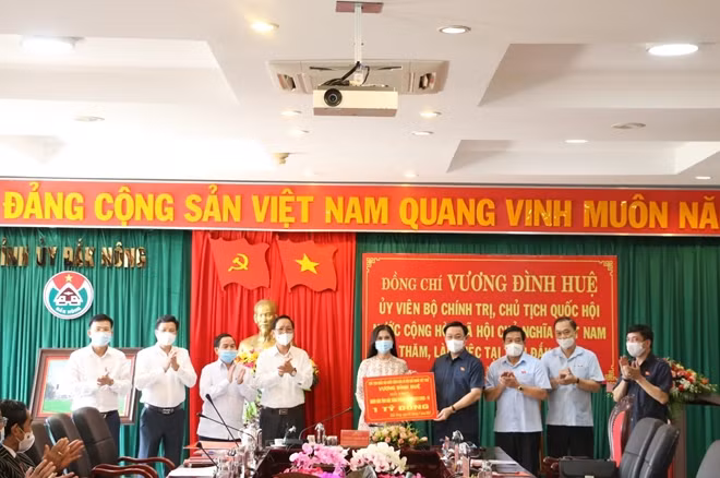 Chủ tịch Quốc hội Vương Đình Huệ ủng hộ tỉnh Đắk Nông số tiền 1 tỷ đồng để phòng, chống dịch