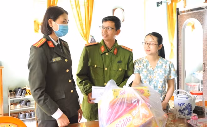 Và trao quà cho những cán bộ, chiến sỹ Công an xã có hoàn cảnh khó khăn