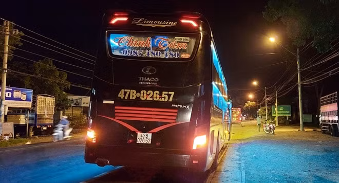 Xe khách vi phạm bị lực lượng CSGT buộc phải quay đầu trả khách trong đêm.