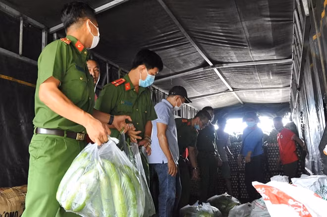 Cùng chung tay đưa những tình cảm người dân Đắk Lắk đến bà con vùng dịch