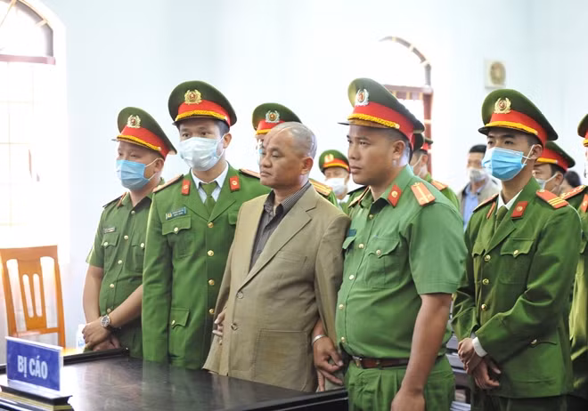 Bị cáo Minh nghe toà tuyên án