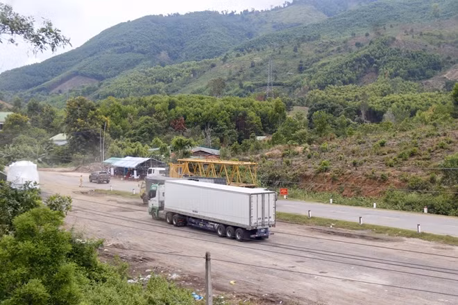 Nhiều xe chạy tuyến Buôn Ma Thuột - Khánh Hoà buộc phải quay đầu vì thiếu "Giấy thông hành COVID-19"
