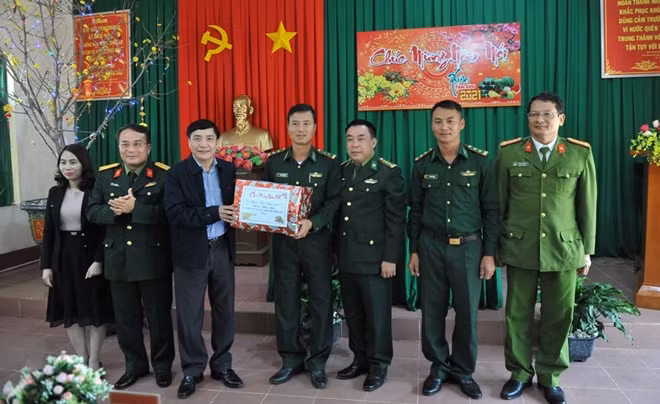 Đồng chí Bùi Văn Cường, Bí thư Tỉnh ủy cùng đoàn công tác tặng quà và chúc Tết các cán bộ, chiến sỹ