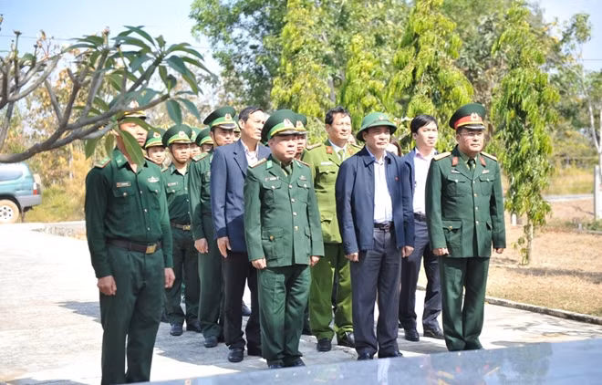 Đoàn công tác đến thắp hương tưởng niệm các anh hùng liệt sỹ tại các đồn Biên phòng