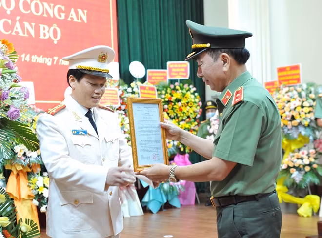 Thừa uỷ quyền của Bộ trưởng Bộ Công an, Thứ trưởng Trần Quốc Tỏ trao quyết định cho Đại tá Bùi Quang Thanh tại buổi lễ