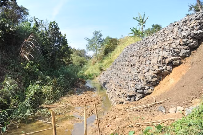 Không những không phát huy tác dụng, nhiều điểm sạt lở của tuyến kênh phải chi thêm hơn 850 triệu đồng để khắc phục sự cố