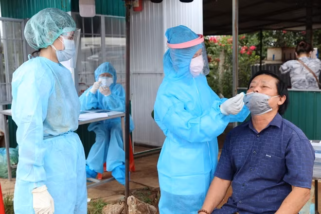 Ngành y tế tiến hành lấy mẫu test nhanh cho người dân (Ảnh minh hoạ)