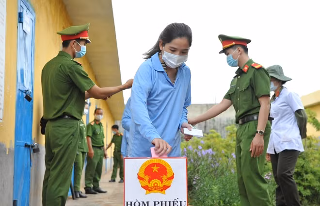 Những người bị tạm giam, tạm giữ tại Trại tạm giam Công an Đắk Lắk thực hiện quyền công dân của mình