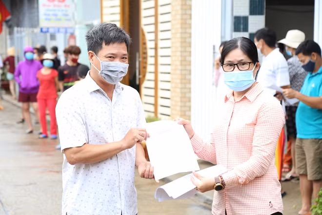 Chính quyền địa phương trao giấy chứng nhận hết thời gian cách ly cho người dân