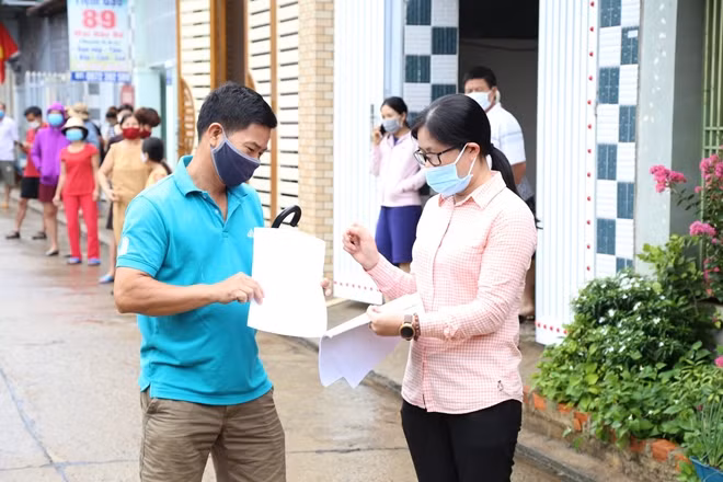Chính quyền địa phương trao giấy chứng nhận hết thời gian cách ly cho người dân