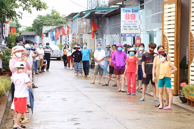 Người dân trong khu phong toả chờ đợi công bố lệnh dỡ bỏ phong toả
