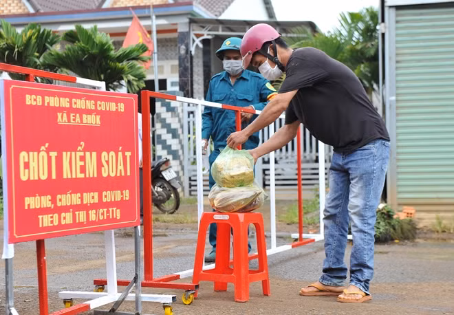 Người dân đến tặng nhu yếu phẩm cho người dân trong khu cách ly, phong toả