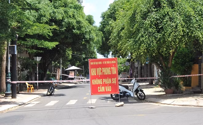 Lực lượng chức năng tiến hành phong toả một khu dân cư trên địa bàn thị trấn Ea Đrang