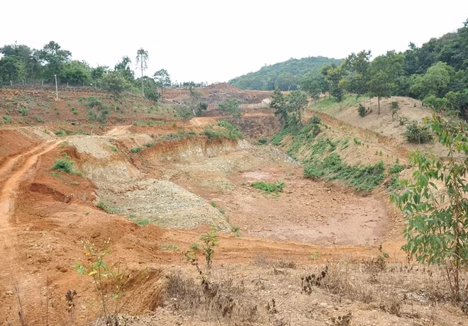 Bên trong, ông Diễn cho đào những hố sâu