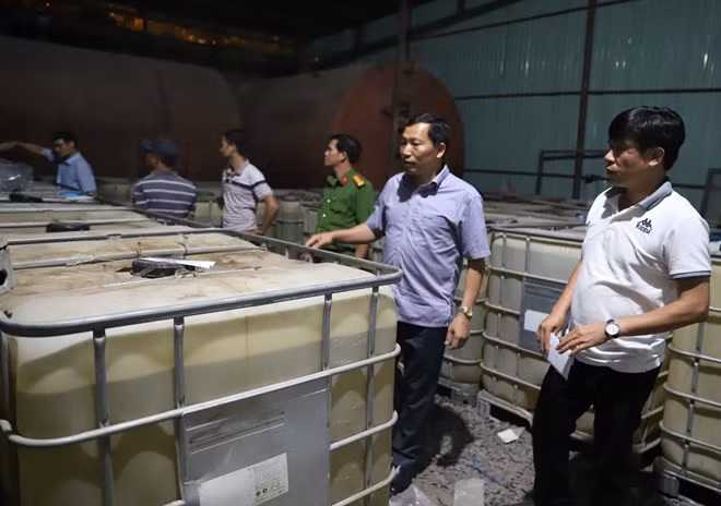 Hàng triệu lít dung môi được Ban chuyên án bắt giữ tại kho của các đối tượng