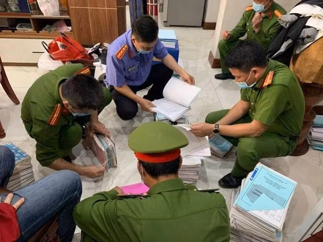 Cơ quan điều tra tiến hành khám xét nơi ở của các bị can