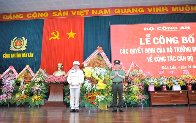 Thừa uỷ quyền của Bộ trưởng Bộ Công an, Thứ trưởng Nguyễn Văn Thành trao quyết định và chúc mừng Đại tá Lê Vinh Quy