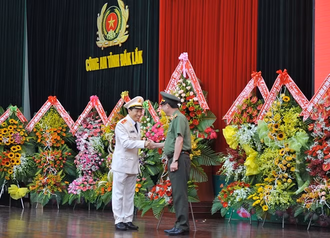 Thứ trưởng Nguyễn Văn Thành chúc mừng Thiếu tướng Lê Văn Tuyến.