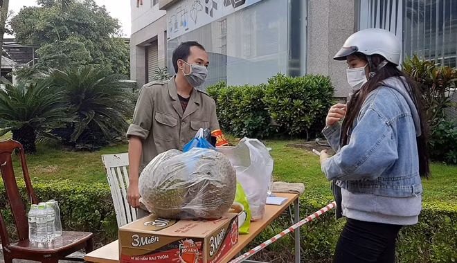 Người dân gửi đồ tiếp tế cho người thân tại một khu phong toả