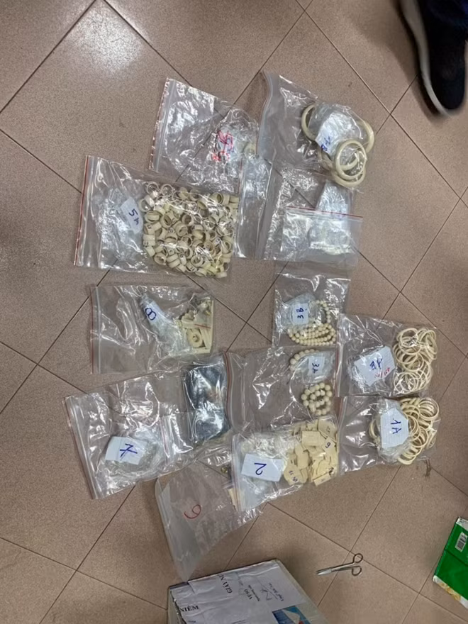 Những sản phẩm làm bằng ngà voi được Cơ quan điều tra thu giữ tại nhà Phương