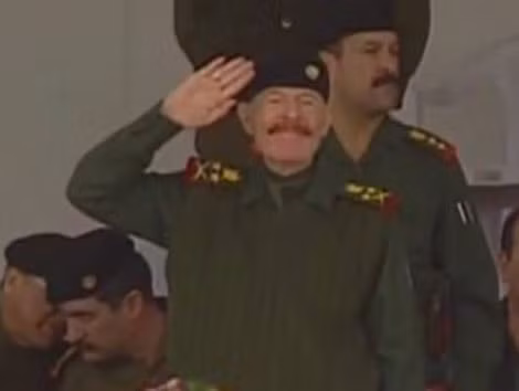 Al-Douri trong cuộc diễu binh một tháng trước khi quân đội Mỹ tấn công Iraq được CNN đưa tin.
