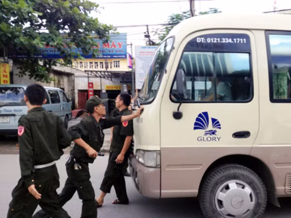 Lực lượng Công an xử lý phương tiện vi phạm.