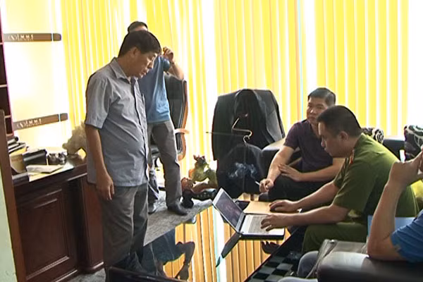 Công an đang khám xét nơi làm việc của Trung. Công an đang khám xét nơi làm việc của Trung.