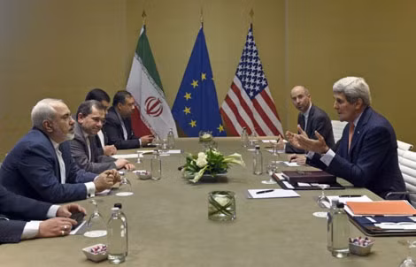 Ngoại trưởng Mỹ John Kerry (phải) nói chuyện với đối tác Iran Mohammad Javad Zarif ở Geneva (Thụy Sĩ), ngày 30/5/2015.