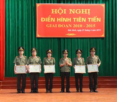 Thiếu tướng Nguyễn Đăng Tiến, Hiệu trưởng ĐH Kỹ thuật - Hậu cần CAND trao tặng giấy khen cho các tập thể điển hình tiên tiến.
