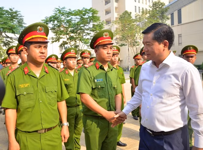 Bí thư Thành ủy Đinh La Thăng gửi gắm niềm tin và mong lực lượng hình sự đặc nhiệm hướng Nam sẽ là quả đấm thép đối với tội phạm.