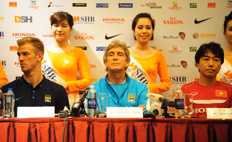 Suốt buổi họp báo, thủ thành Joe Hart (trái) không cười. (Ảnh trong bài của H.M).