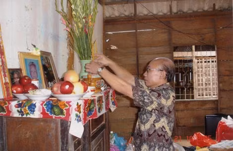 Tác giả tại ngôi nhà của mẹ Việt Nam anh hùng Đồng Thị Khoái.