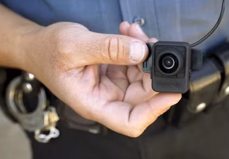 Cảnh sát bang Colorado - Mỹ cầm một chiếc camera gắn trên cơ thể.