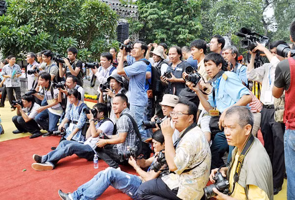 Tác nghiệp trong một hành lang pháp lý mong manh sẽ khiến nhà báo ngần ngại hơn với tiêu cực và tham nhũng. Ảnh minh họa: Thảo Nguyên.