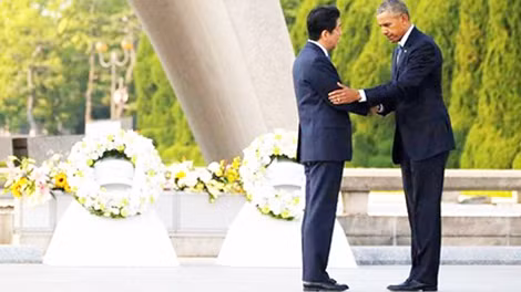 Tổng thống Obama và Thủ tướng Abe đặt vòng hoa tại Đài tưởng niệm ở Công viên Hòa bình.
