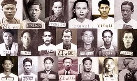 Lính thợ Việt đeo biển số và lăn tay như tội phạm in trên giấy thông hành.