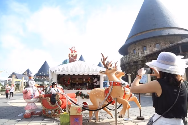 …Hay ngồi trên cỗ xe tuần lộc, tưởng tưởng mình là ông già Noel bay đi khắp thế gian mang niềm vui đến với các em nhỏ.