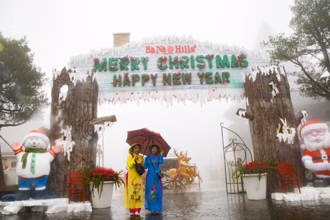 Ông già Noel và người tuyết thân thiện chào đón du khách ngay cổng vào. Thấp thoáng phía sau là cỗ xe tuần lộc với những món quà bất ngờ chờ sẵn mang tới những niềm vui đầu tiên cho du khách.