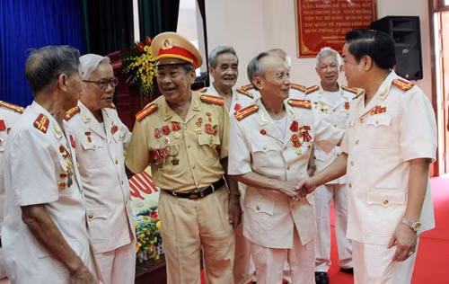 Lãnh đạo Công an tỉnh Bắc Giang thăm hỏi các cán bộ lão thành.