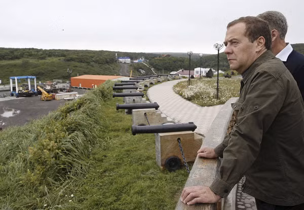 Thủ tướng Nga Dmitry Medvedev đang thị sát một khu vực xây dựng trên quần đảo Kuril. Ảnh: Malaysianinsider.