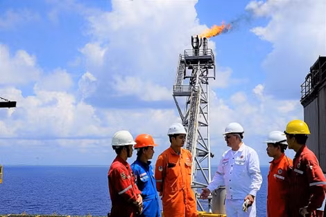 Phó Tổng giám đốc Vietsovpetro, ông Yakovenko Evgeny Vladimirovich trao đổi cùng các kỹ sư làm việc trên giàn BK-TNG