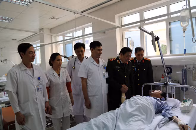 Cục Y tế phối hợp với Bệnh viện 198 hỏi thăm bệnh nhân điều trị tại Bệnh viện.