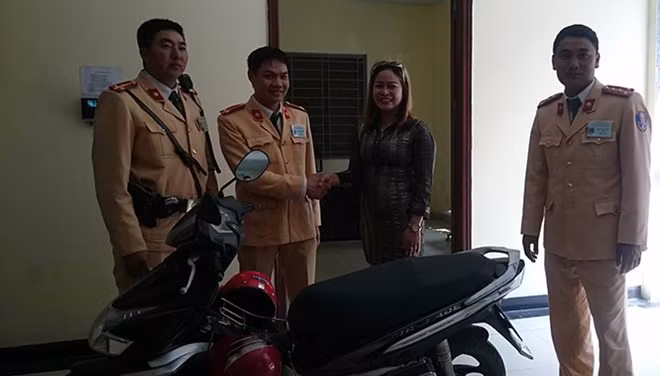 Chị Nguyễn Thị Hưng tới Đội CSGT số 2, Phòng CSGT Công an Hà Nội nhận lại xe.