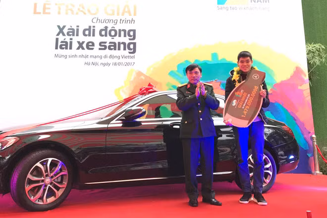 Khách hàng Nguyễn Quang Huy nhận giải thưởng chiếc xe Mercedes-Benz C200