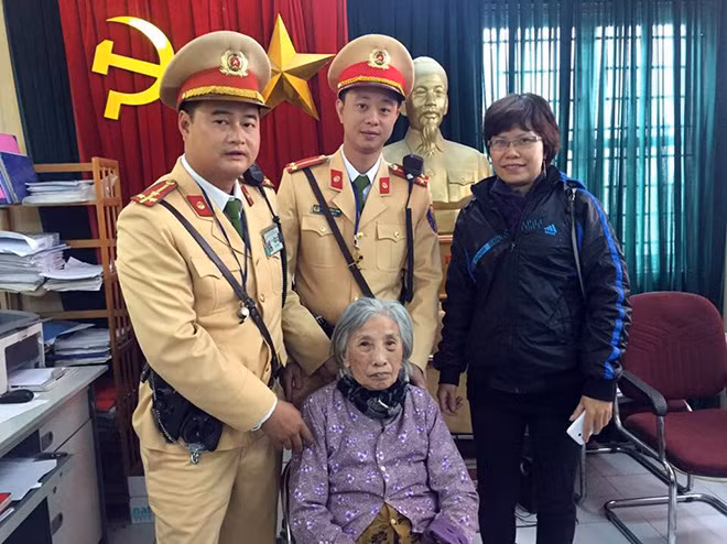 Con gái cụ Chiêm đến trụ sở Công an đưa mẹ bị lạc về nhà. Con gái cụ Chiêm đến trụ sở Công an đưa mẹ bị lạc về nhà.