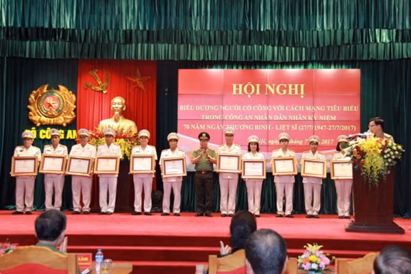Thứ trưởng Bùi Văn Nam trao Bằng khen của Bộ Công an tặng các tập thể có thành tích xuất sắc.