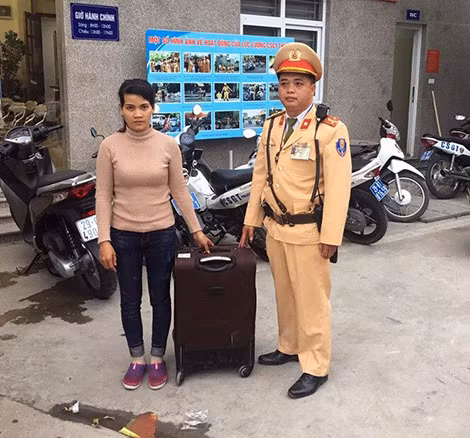 Chị Kạch được đưa về Đội CSGT số 6.