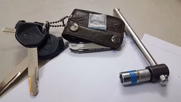 Vam phá khóa xe máy và ma túy đá Lợi mang theo.