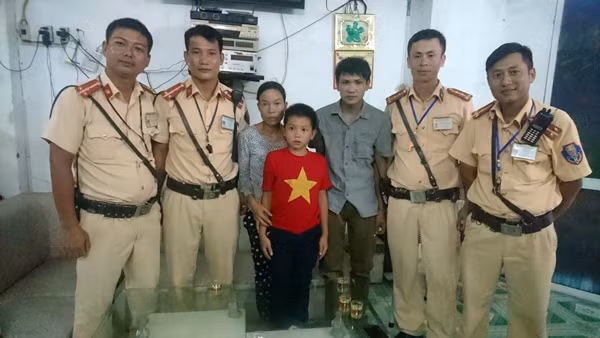 Cháu Thương được gia đình đến đón về. Cháu Thương được gia đình đến đón về.