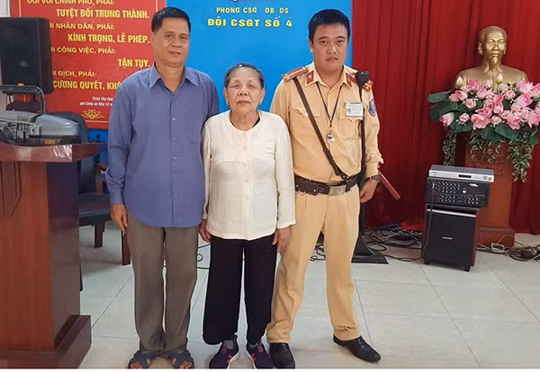 Cụ Tạ Thị Thu, 85 tuổi bị lạc được gia đình đón về. Cụ Tạ Thị Thu, 85 tuổi bị lạc được gia đình đón về.